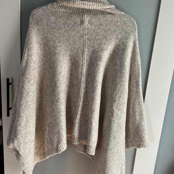Like New Knit Poncho OS - Picture 4 of 6